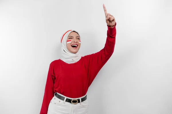 Fiatal Hangszóró Visel Piros Felső Fehér Hidzsáb Gesztikuláció Kezét Elszigetelt — Stock Fotó