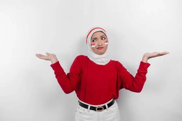 Egy Figyelmes Fiatal Muzulmán Fehér Hidzsábot Piros Topot Visel Összezavarja — Stock Fotó