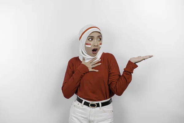 Zszokowana Azjatycka Muzułmanka Białym Hidżabie Czerwonym Topie Wskazująca Obok Siebie — Zdjęcie stockowe