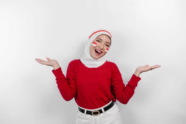 一个快乐的亚洲穆斯林女人 头戴红色上衣 头戴白色头巾 旁边有复制的空间 被白色的背景隔开 印度尼西亚独立日 — 图库照片