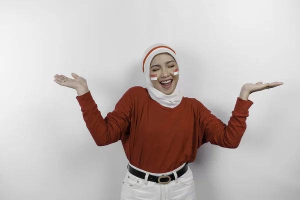 Uma Mulher Muçulmana Asiática Feliz Vestindo Hijab Vermelho Superior Branco — Fotografia de Stock