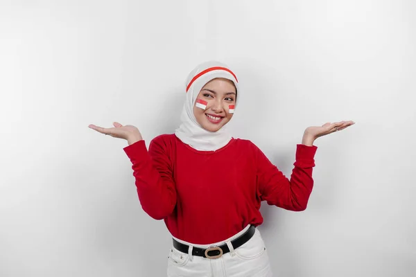 Szczęśliwa Azjatycka Muzułmanka Czerwonej Bluzce Białym Hidżabie Wskazująca Obok Siebie — Zdjęcie stockowe