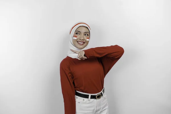 Egy Boldog Ázsiai Muszlim Piros Felső Fehér Hidzsábot Visel Mellette — Stock Fotó