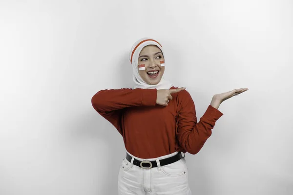 Щаслива Азіатська Мусульманка Носить Червоний Верх Білий Хіджаб Вказуючи Простір — стокове фото