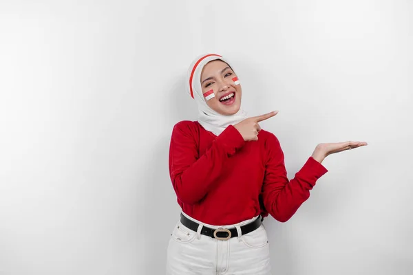 Kırmızı Üst Beyaz Tesettürlü Mutlu Bir Asyalı Müslüman Kadın Beyaz — Stok fotoğraf