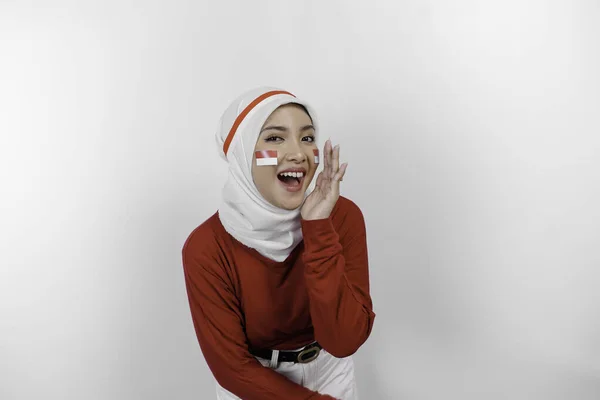 Jovem Mulher Muçulmana Bonita Vestindo Top Vermelho Hijab Branco Está — Fotografia de Stock
