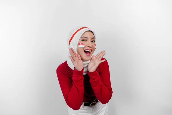 Młoda Piękna Muzułmanka Czerwonej Bluzce Białym Hidżabie Krzyczy Krzyczy Głośno — Zdjęcie stockowe