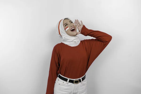 Fiatal Gyönyörű Muszlim Piros Felsőben Fehér Hidzsábbal Kiabál Sikoltozik Hangosan — Stock Fotó