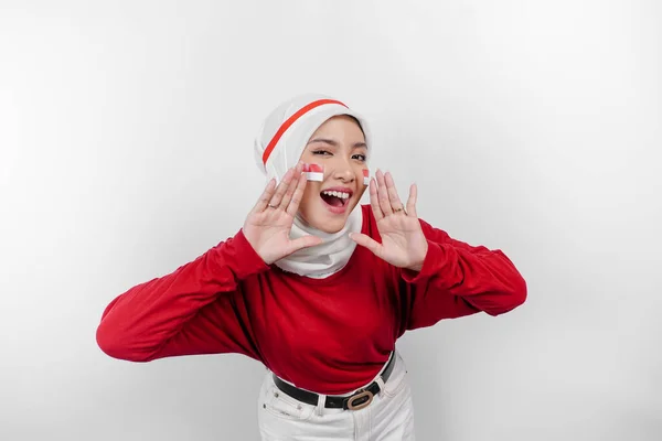 Młoda Piękna Muzułmanka Czerwonej Bluzce Białym Hidżabie Krzyczy Krzyczy Głośno — Zdjęcie stockowe