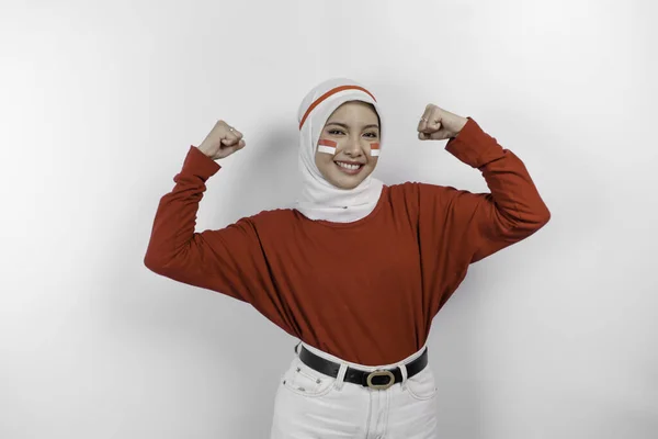 Mulher Muçulmana Asiática Excitada Vestindo Top Vermelho Hijab Branco Mostrando — Fotografia de Stock