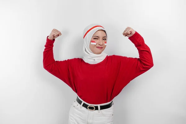 Podekscytowana Azjatycka Muzułmanka Czerwonej Bluzce Białym Hidżabie Wykazująca Się Silnym — Zdjęcie stockowe