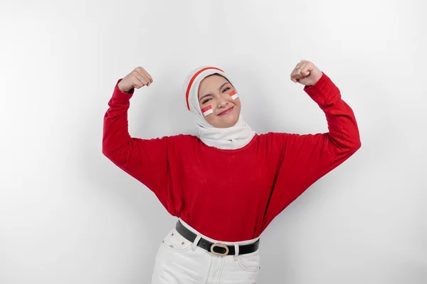 Vzrušená Asijská Muslimka Červené Svrchní Bílé Hidžáb Ukazuje Silné Gesto — Stock fotografie