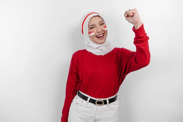 Młoda Azjatycka Muzułmanka Szczęśliwym Udanym Wyrazem Twarzy Nosząca Czerwony Top — Zdjęcie stockowe