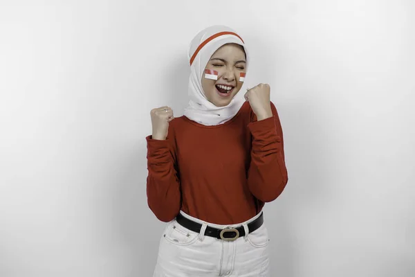 Молода Азіатська Мусульманка Щасливим Успішним Виразом Носить Червоний Верх Білий — стокове фото