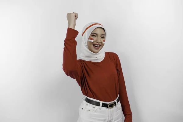 Młoda Azjatycka Muzułmanka Szczęśliwym Udanym Wyrazem Twarzy Nosząca Czerwony Top — Zdjęcie stockowe