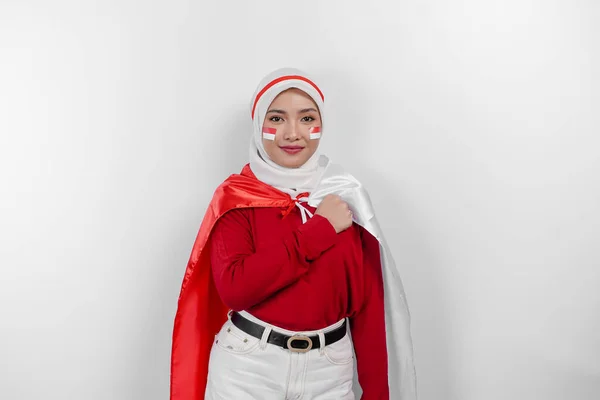 Indonezyjska Muzułmanka Nosząca Hidżab Salutuje Dumą Trzymając Flagę Indonezji Koncepcja — Zdjęcie stockowe