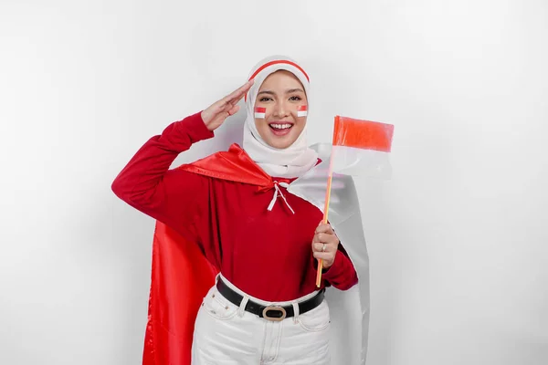 Індонезійська Мусульманка Хіджабі Дає Привітання Гордим Жестом Тримаючи Прапор Індонезії — стокове фото
