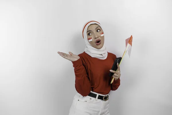 Egy Portré Egy Megdöbbent Ázsiai Muszlim Nőről Piros Felsőben Fehér — Stock Fotó