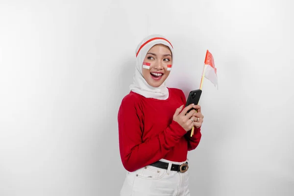 Uma Mulher Muçulmana Asiática Sorridente Vestindo Hijab Vermelho Branco Segurando — Fotografia de Stock