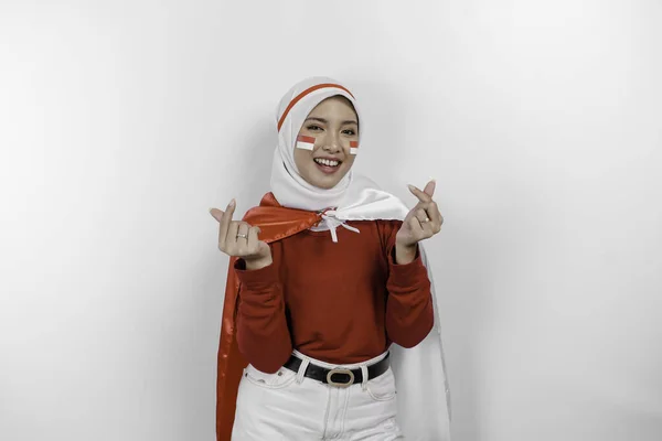 Szczęśliwy Uśmiech Indonezyjski Muzułmanin Kobieta Trzyma Flagę Indonezji Pokazując Znak — Zdjęcie stockowe