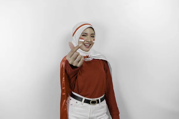 Feliz Mujer Musulmana Indonesia Sonriente Sosteniendo Bandera Indonesia Mostrando Señal —  Fotos de Stock