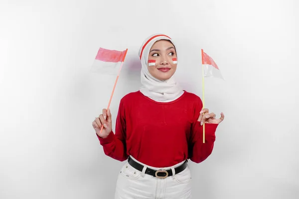 Щаслива Усміхнена Індонезійська Мусульманка Червоному Верхньому Білому Хіджабі Тримає Прапор — стокове фото