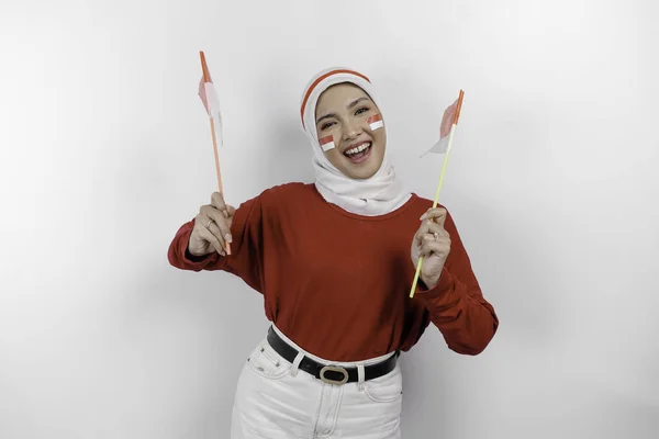 Szczęśliwa Uśmiechnięta Indonezyjska Muzułmanka Nosząca Czerwony Top Biały Hidżab Trzymająca — Zdjęcie stockowe