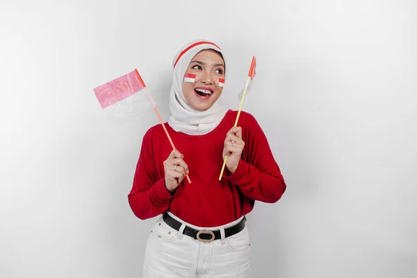 Szczęśliwa Uśmiechnięta Indonezyjska Muzułmanka Nosząca Czerwony Top Biały Hidżab Trzymająca — Zdjęcie stockowe