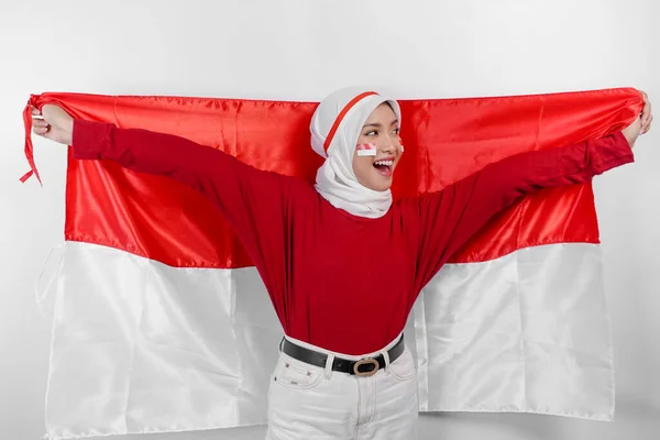 Glücklich Lächelnde Indonesische Muslimin Mit Rotem Oberteil Und Weißem Hijab — Stockfoto
