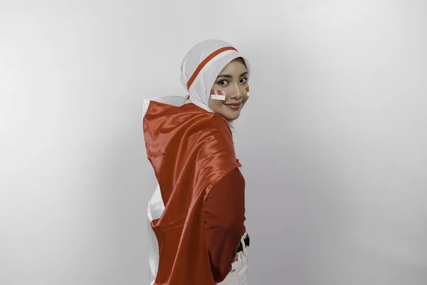 Χαρούμενη Χαμογελαστή Ινδονησιακή Μουσουλμάνα Γυναίκα Φορώντας Κόκκινο Μπλουζάκι Και Λευκή — Φωτογραφία Αρχείου