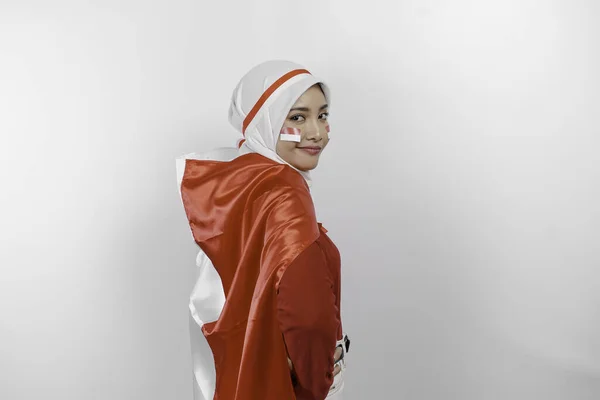 Χαρούμενη Χαμογελαστή Ινδονησιακή Μουσουλμάνα Γυναίκα Φορώντας Κόκκινο Μπλουζάκι Και Λευκή — Φωτογραφία Αρχείου