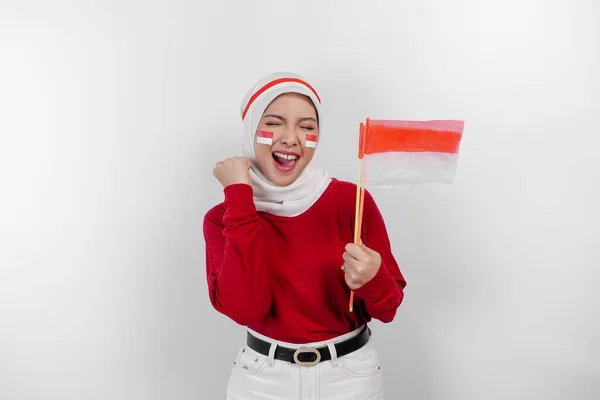 Młoda Azjatycka Muzułmanka Szczęśliwym Wyrazie Twarzy Nosząca Czerwony Top Biały — Zdjęcie stockowe