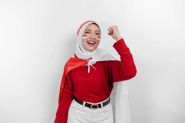 Młoda Azjatycka Muzułmanka Szczęśliwym Wyrazie Twarzy Nosząca Czerwony Top Biały — Zdjęcie stockowe