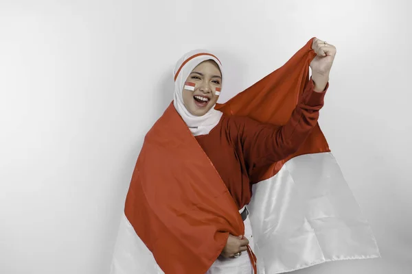 白い背景で孤立したインドネシアの国旗を掲げながら 赤いトップと白いヒジャーブを身に着けた幸せな表情を持つ若いアジアのイスラム教徒の女性 インドネシア独立記念日 — ストック写真