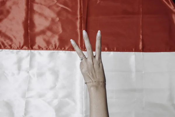 Een Vrouw Met Een Witte Vlag Indonesische Onafhankelijkheidsdag Concept — Stockfoto