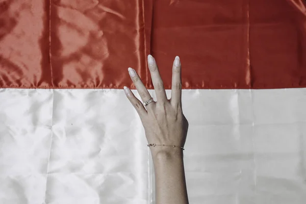 Női Kéz Fehér Festett Indonéziai Zászlóval Indonéz Függetlenségi Nap — Stock Fotó