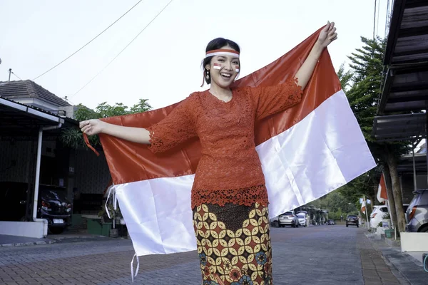Indonéz Indonéz Hagyományos Ruhák Zászlóval — Stock Fotó