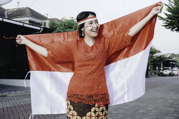インドネシアのドレスの女性 インドネシアの旗と手を振る — ストック写真