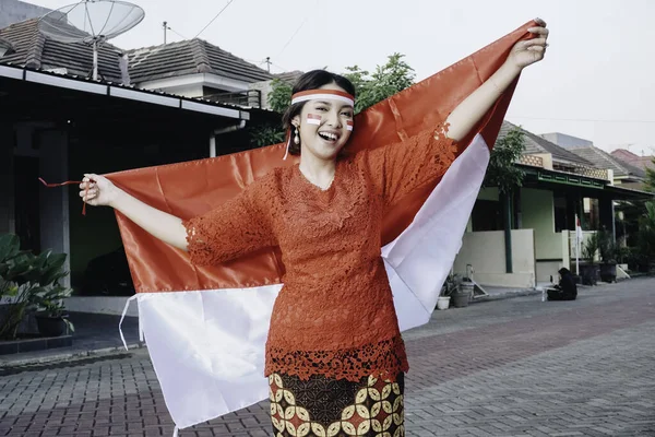 Glückliche Junge Muslimische Frau Mit Schal Der Hand Feiert Indonesischen — Stockfoto