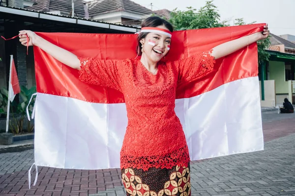 拿着印度尼西亚国旗的快乐的亚洲女人 — 图库照片