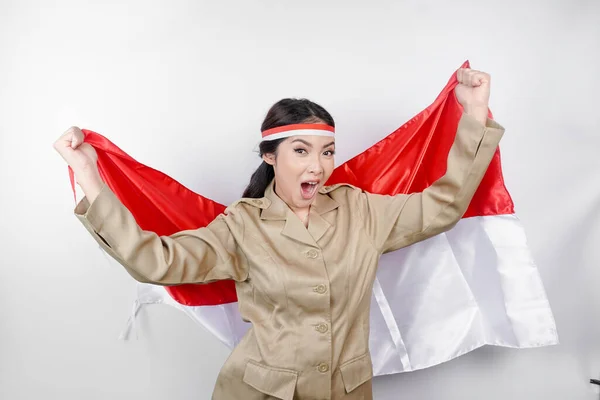 Усміхнена Працівник Уряду Жінка Тримає Прапор Індонезії Ізольовано Білому Тлі — стокове фото