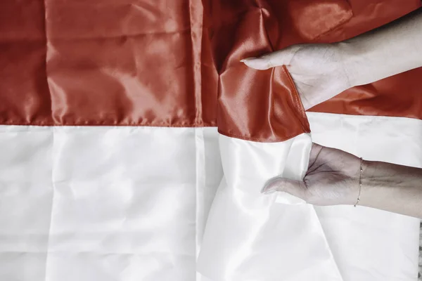Kezeket Össze Miközben Indonéz Vörös Fehér Zászlót Tartanak Indonézia Függetlenségi — Stock Fotó