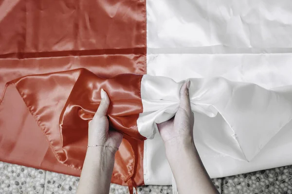 Hände Zusammengelegt Die Eine Indonesische Rot Weiße Flagge Halten Indonesiens — Stockfoto