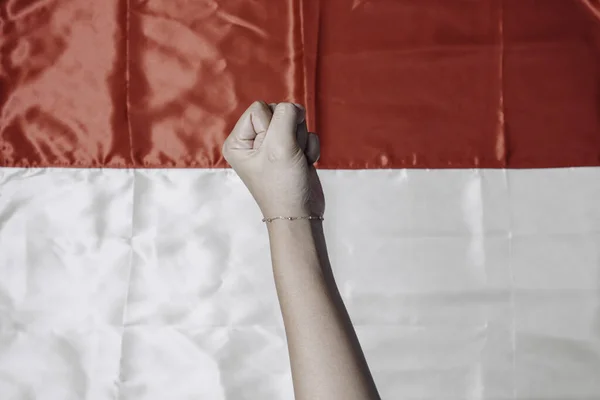 手挽着印度尼西亚红白相间的国旗 印度尼西亚独立日的概念 — 图库照片