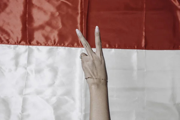 Händerna Gester Tecken Nummer Isolerad Indonesiska Röda Och Vita Flaggan — Stockfoto