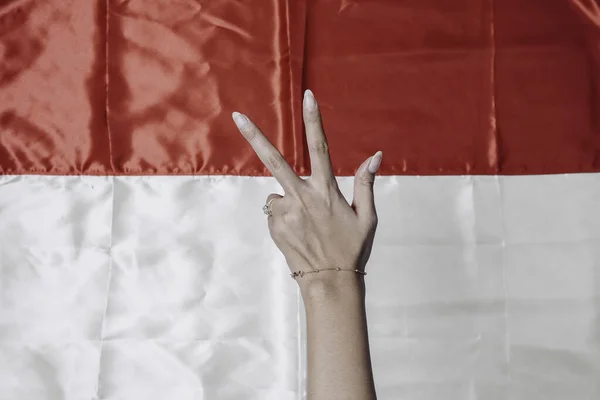 Ręce Gestykulujące Znaki Liczby Odizolowane Przez Indonezyjską Czerwono Białą Flagę — Zdjęcie stockowe