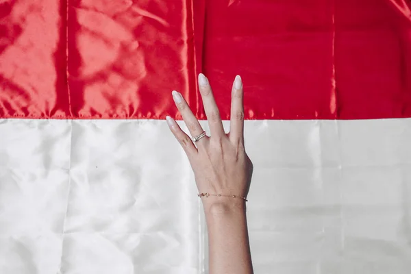 手拿着用印度尼西亚红白相间的国旗隔开的数字标识 印度尼西亚独立日的概念 — 图库照片