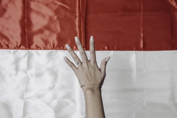 インドネシアの赤と白の旗によって隔離された数をジェスチャーする手 インドネシア独立記念日 — ストック写真