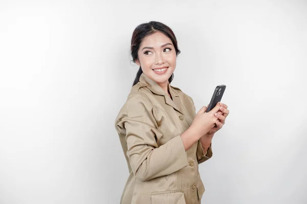 Mujer Trabajadora Del Gobierno Sonriente Sosteniendo Teléfono Inteligente Pns Vistiendo —  Fotos de Stock