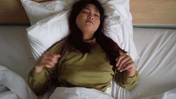 귀여운 아시아의 Wake Stretching Yawning Lying 그녀의 Bright — 비디오